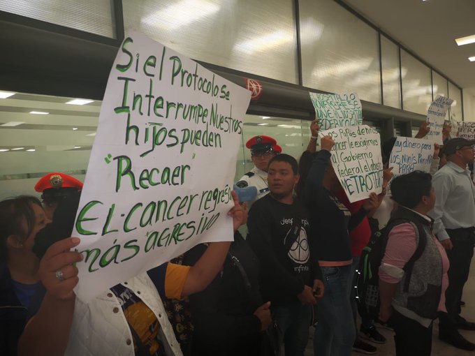 Padres de niños enfermos de cáncer bloquean accesos a AICM