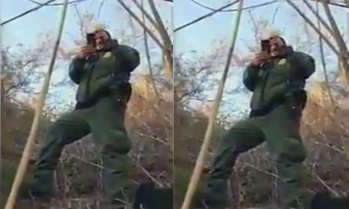 "Coyote" y agente migratorio discuten en la frontera: "Lo único que te importa es el dinero"